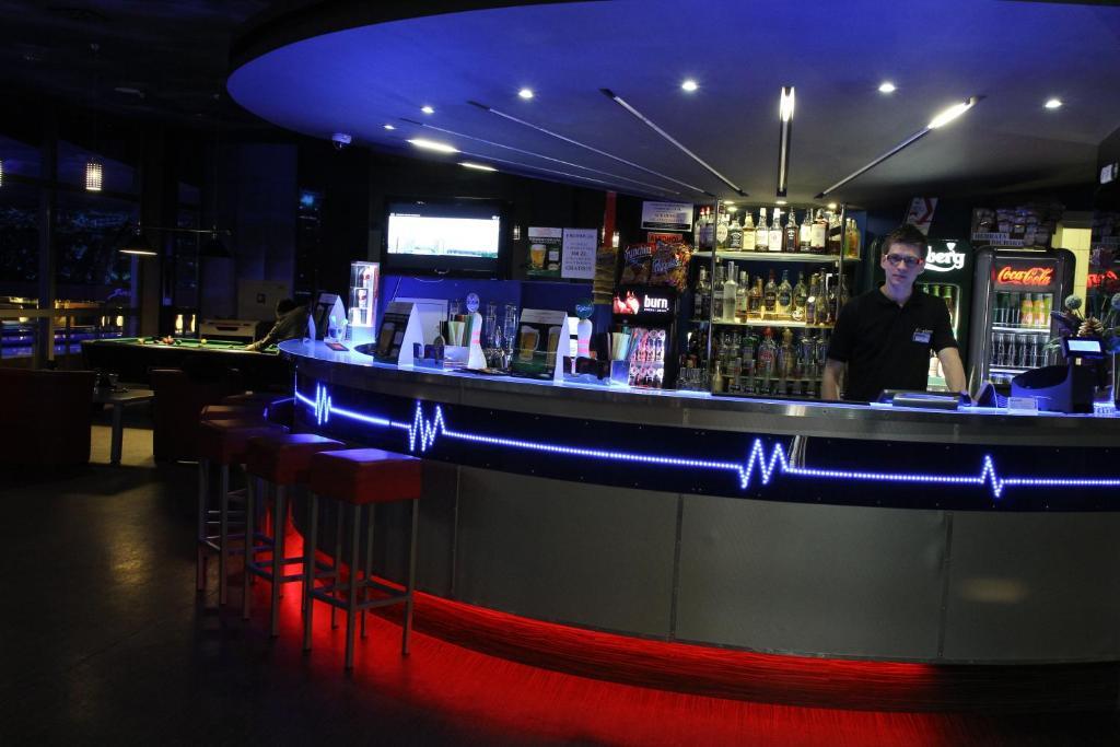 Quest Hotel - Dawniej Hotel Planeta Бжеско Экстерьер фото