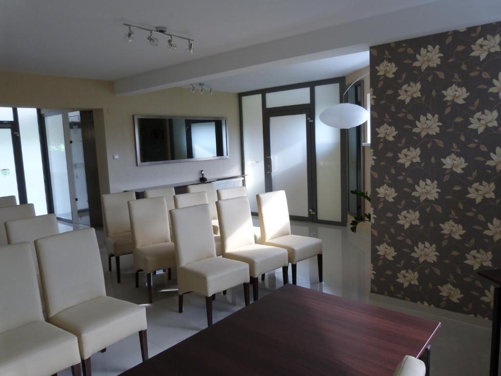 Quest Hotel - Dawniej Hotel Planeta Бжеско Экстерьер фото