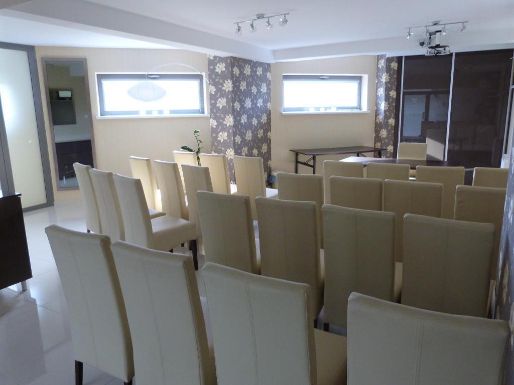 Quest Hotel - Dawniej Hotel Planeta Бжеско Экстерьер фото